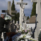 El cementerio de León volvió a llenarse de gente por el Día de Todos los Santos tras las limitaciones que restringieron el aforo el año pasado. FERNANDO OTERO