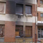 El fuego de los contenedores afectó a la fachada del colegio González Álvarez.