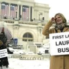 Figurantes de los Bush ensayan el juramento en medio de una intensa nevada en el Capitolio