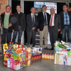 Momento en el que el religioso recibió los alimentos recogidos para los más necesitados.