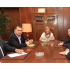 Riesco y Álvarez, de un lado y otro de la mesa, durante una reunión tras las elecciones del 2011.