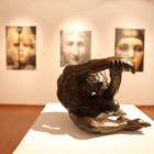 Una escultura de Amancio González protagoniza una de las salas del Centro Leonés de Arte.