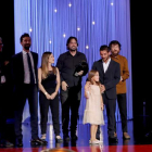 El director Isaki Lacuesta y su equipo tras recibir la Concha de Oro a la mejor película. JAVIER ETXEZARRETA