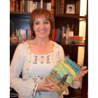 Lola Quintanilla posa con su libro recién publicado.