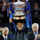El nipón Nishikori levanta el trofeo de campeón.