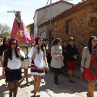 Los vecinos llevaron a Santa Elena hasta la ermita en procesión.