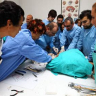 Estudiantes y profesores, en el laboratorio del Hospital.