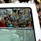 El público llenaba aceras y puentes en la ruta del papamóvil
