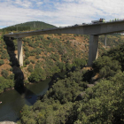 El camión cayó al embalse desde una altura de setenta metros y quedó sumergido a unos ocho metros de profundidad.