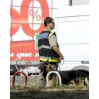 Los agentes acordonaron la zona y desalojaron las inmediaciones