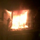 La pareja de ancianos, escapan de las llamas en el balcón de su vivienda poco antes de que llegaran los bomberos.
