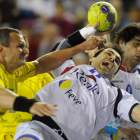 Carlos Ruesga supera a la dura defensa vallisoletana en presencia de Antonio García.