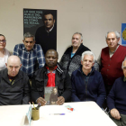 Varias personas afectadas de párkinson, con la psicóloga Eva Cuervo, en la sala utilizada por la asociación. MARCIANO PÉREZ