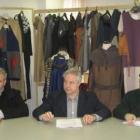Celestino Pérez, junto al párroco de Caboalles y un miembro de la asociación Carta Puebla.