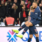 Mbappe celebra un gol del PSG con Neymar el 2 de noviembre ante el Lille.