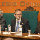 Badiola, Luciano Díez y García Marín, ayer en el acto del colegio oficial de Veterinarios. FERNANDO OTERO