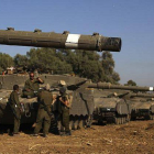Varios soldados israelíes de una unidad de reserva, se reúnen en torno a sus tanques Markova, en la franja de Gaza, al sur de Israel.