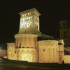 El templo mudéjar de San Tirso, iluminado. ACACIO DÍAZ