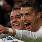 Cristiano Ronaldo celebra un gol junto a Lucas Vázquez.