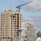 Nuevas edificaciones todavía en construcción en el polígono de La Lastra, en la capital de León.