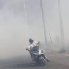 El incendio dejó situaciones al límite entre vecinos de Oteruelo, que lucharon con todo lo que tenían a mano. JESÚS F SALVADORES /FERNANDO OTERO PERANDONES
