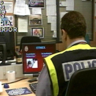 Un policía rastrea la red en busca de pornografía infantil.