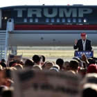 Trump en un mitin a pie de avión en Sacramento (California) el miércoles.