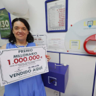 La lotera Rebeca Blanco posa con el cartel del premio. L. DE LA MATA