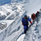 La cota más aceptada sobre la altura del Everest, establecida en 1954, es de 8.848 metros.