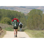 Imagen de archivo de unos peregrinos haciendo el Camino de Santiago a su paso por el Bierzo.