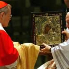 Imagen del Papa devolviendo el icono de la Madonna de Kazan