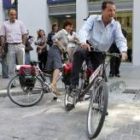 Covadonga Soto y Mario Amilivia recorrieron Ordoño en bicicleta para dar ejemplo a los ciudadanos