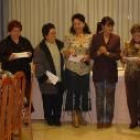 Elena Bustillo _centro_ junto al resto de Mujeres Para la Democracia de Cistierna, ayer en el acto