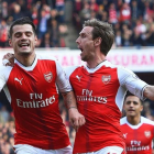 Xhaka, a la izquierda, celebra con Monreal el primer gol del Arsenal ante el Manchester United.