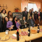 Miguélez (en el centro con bastón), con su familia.