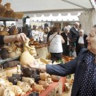 Los leoneses aprovecharon la jornada que cerraba el programa festivo para visitar la Feria de la Cerámica.