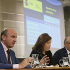 De Guindos, Sáenz de Santamaría y Montoro, tras el Consejo de Ministros.