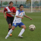 Pincho, en primer término, materializó el tercer gol de las ponferradinas ante el Gijón.