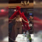 Una cantante con los pechos desnudos anima la cena de Navidad de unos jubilados organizada por el Ayuntamiento de Lozoya.