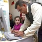 Uno de los vecinos de El Hoyo de Pinares, Ávila, emite su voto a través de la pantalla del ordenador