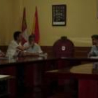 El edil del PP Dalmiro Rodríguez increpa al alcalde durante el pleno