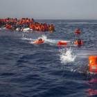 Un grupo de migrantes y refugiados africanos siendo rescatados por una ONG, en una foto de archivo.