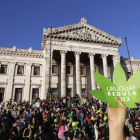 Manifestación a favor de la legalización de la producción y venta de marihuana ante la sede del Congreso uruguayo, este miércoles, en Montevideo.