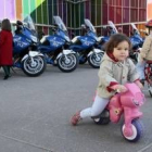 La Policía Local presentó ayer frente al Musac sus nuevas motocicletas para la unidad de Tráfico