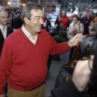 Cascos saluda a su llegada ayer a la reunión en Laviana con partidarios de su candidatura.