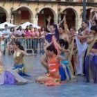 Una de las actuaciones del grupo de baile Las Niñas de Montejos del Camino, en la capital leonesa