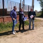 Iglesias, García y Ortiz, en el entorno de las antiguas escuelas de San Andrés. DL