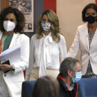 María Jesús Montero, Yolanda Díaz y Reyes Maroto llegan ayer a la rueda de prensa tras el consejo de ministros y ministras. BALLESTEROS