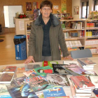 La concejala de Cultura, Magdalena Segurado, posa con algunos de los libros recibidos.