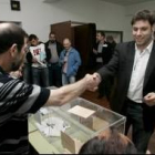 Iván Alonso deposita su voto durante las pasadas elecciones